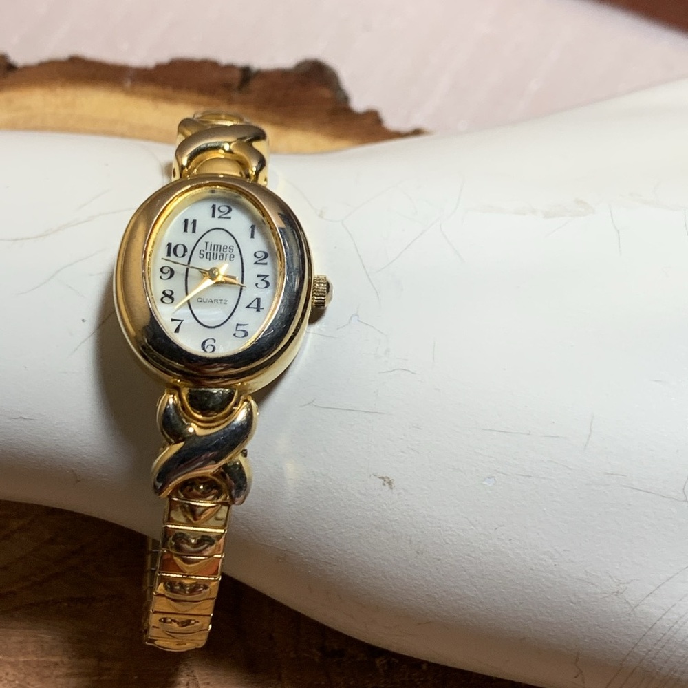 Times Square Watch Gold Tone  Stretch Band  6” to 6” 1/2 New Battery